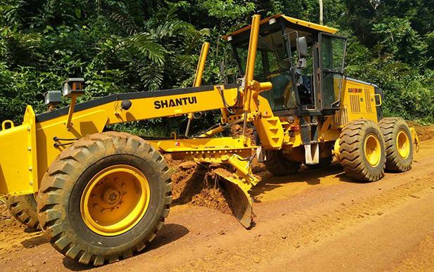 sg163平地機(jī)東南亞某伐木場道路施工