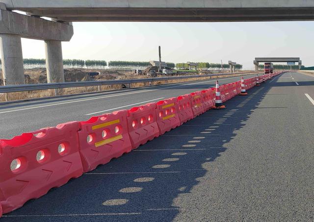 長春經(jīng)濟(jì)圈環(huán)線高速公路二期項(xiàng)目岫巖互通跨京哈高速導(dǎo)改順利完成