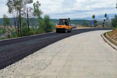 建水公路分局抓緊時間實施同步碎石封層養護