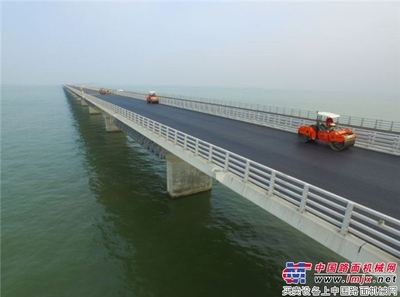 央視&ldquo;新聞聯(lián)播&rdquo;聚焦悍馬設(shè)備在珠港澳大橋上的應(yīng)用-維特根-工程機(jī)械動態(tài)-中國路面機(jī)械網(wǎng)