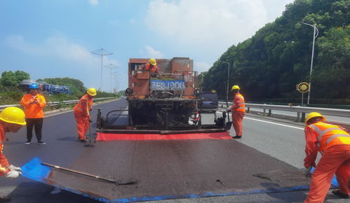 戰(zhàn)高溫,江西九江長江公路大橋路面養(yǎng)護熱火朝天