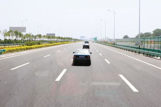 咸陽國際機場專用高速公路完成路面施工