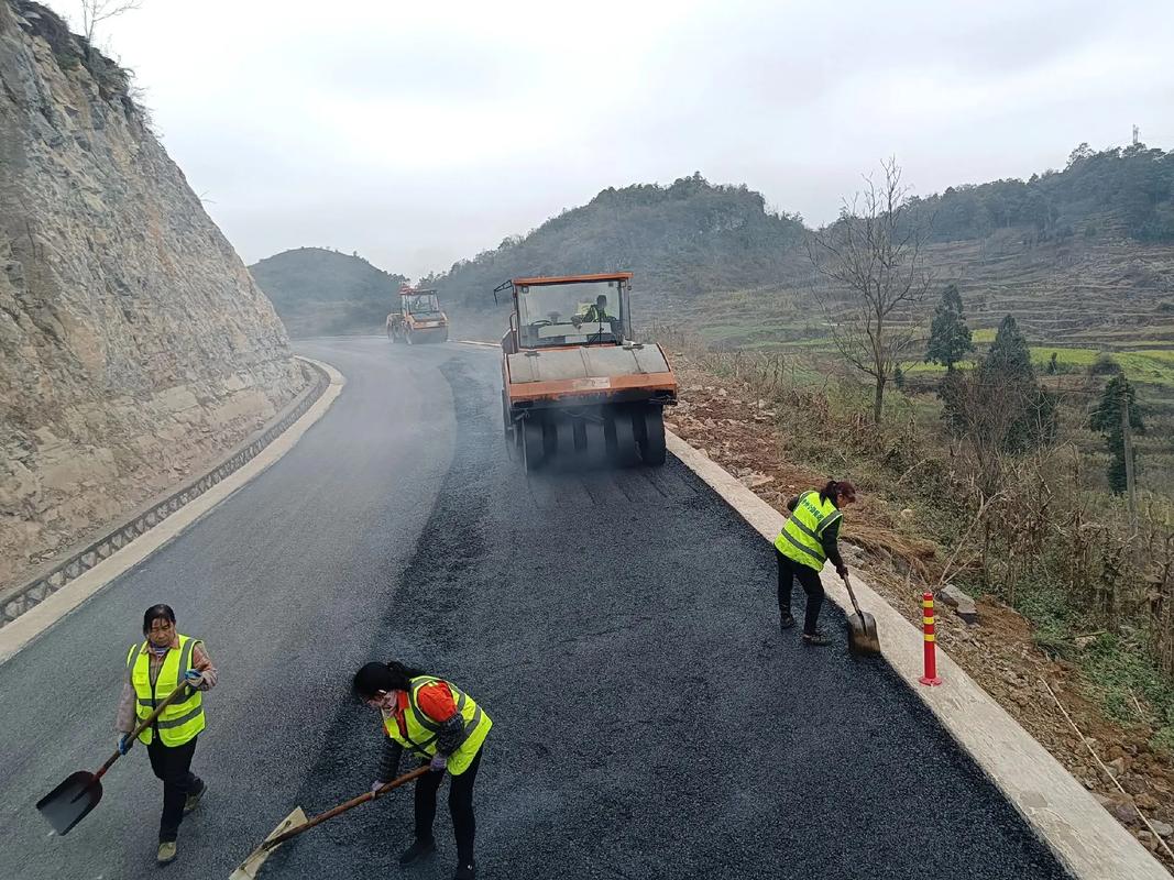 貴州旭輝科技建設(shè)安龍縣海子至灑雨公路改擴建工程,道路瀝青路面 - 抖