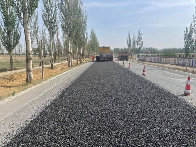 政務(wù)動態(tài)|甘州公路段s301線路面預(yù)防性養(yǎng)護工程同步碎石封層全面開工