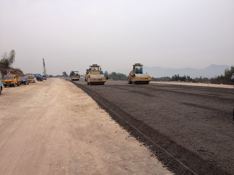 杭新景高速公路01標(biāo)路面水穩(wěn)底基層試驗段鋪設(shè)圓滿成功_杭.