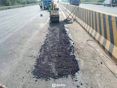 慶云公路分中心展開(kāi)路面坑槽挖補(bǔ)工作