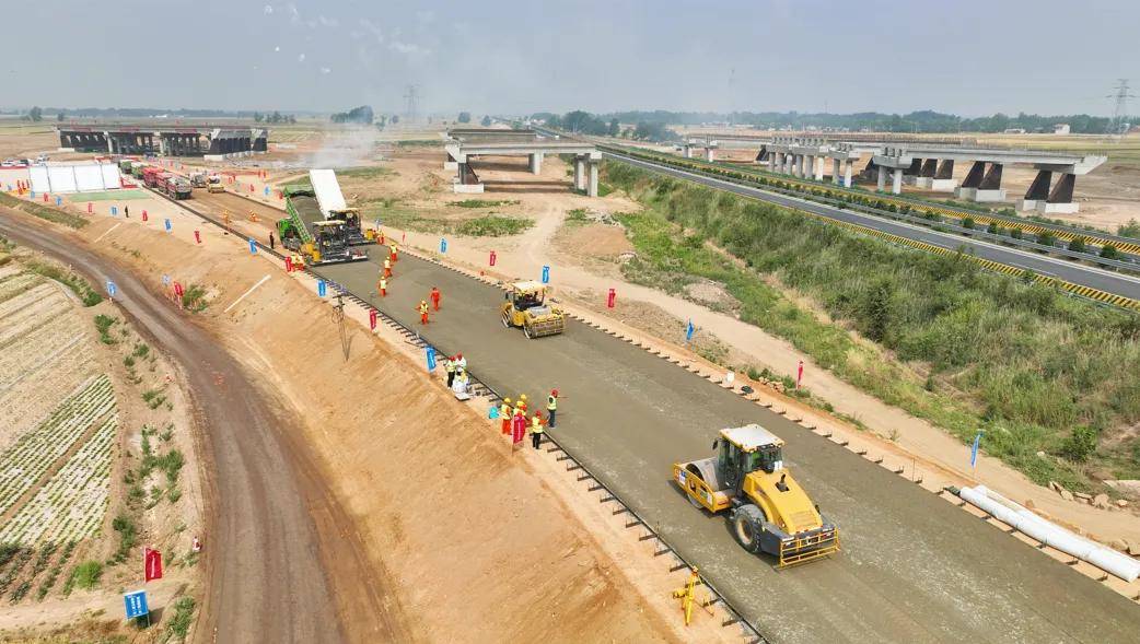 濟商高速公路濟寧段開啟路面工程施工
